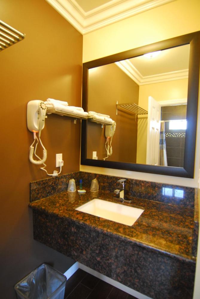 Deluxe Queen Room with One Queen Bed Non-Smoking at Studio City Inn - Near Universal Studios Hollywood, photo 5